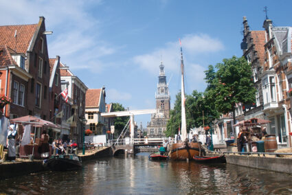 Blick vom Kanal auf die Alstadt von Alkamaar