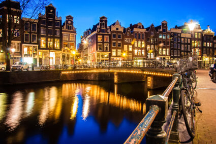 Kanal in Amsterdam bei Abenddämmerung