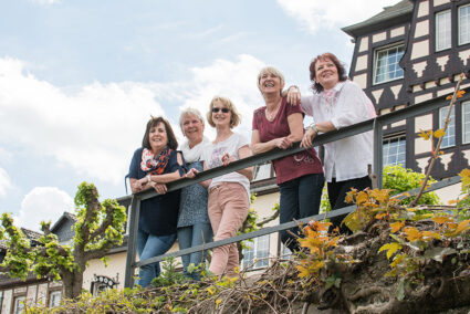 Fünf Frauen stehen an einem Geländer in der Altstadt von Bad Breisig