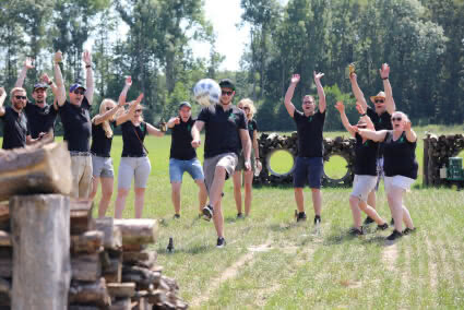 Gruppe spielt Fußballgolf im Beverland und feuern den Spieler an