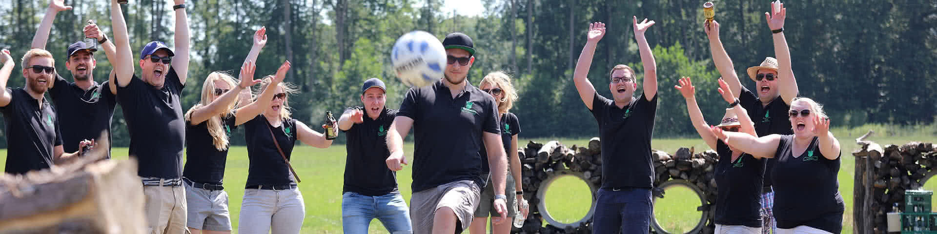 Gruppe spielt Fußballgolf im Beverland