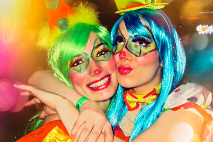 Zwei verkleidete Frauen haben Spaß an Karneval