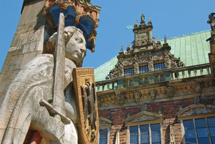 Bremer Roland mit dem Bremer Rathaus im Hintergrund