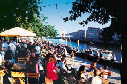 Voller BIergarten an der Schlachte in Bremen