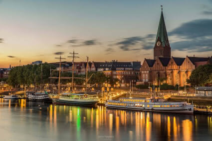 Das Becksschiff auf der Wesr in Bremen bei Dämmerung