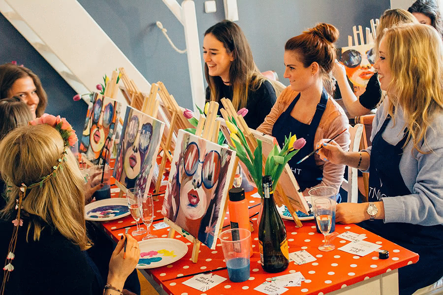 Sechs Frauen nehmen bei einer Artnight in Bremen teil und malen Bilder