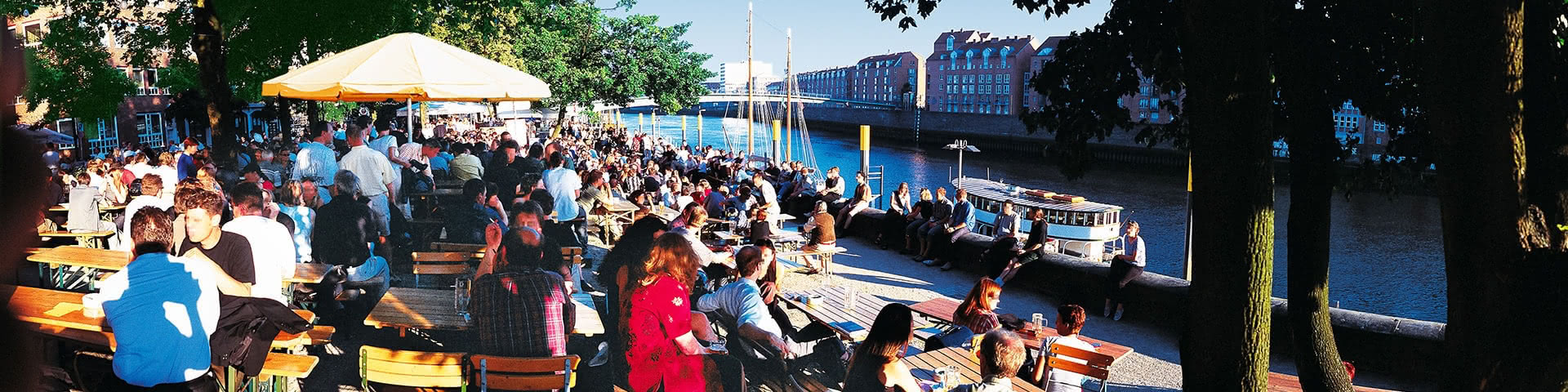 Voller Biergarten an der Schalchte in Bremen