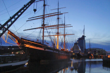 Großes Segelbott in Bremerhaven bei Dämmerung