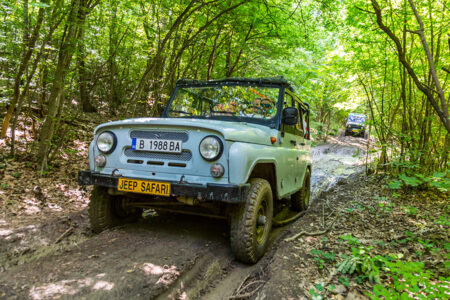 Ein Jeep fährt durch die wilde Natur in Bulgarien