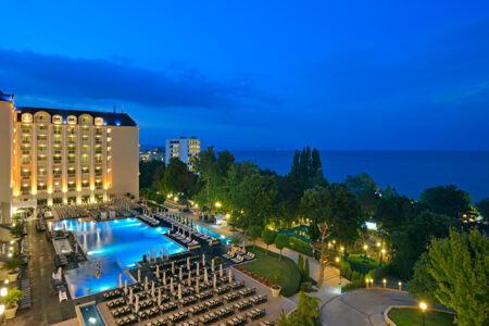 Außenansicht mit Pool vom Hotel Melia Grand Hermitage in Bulgarien