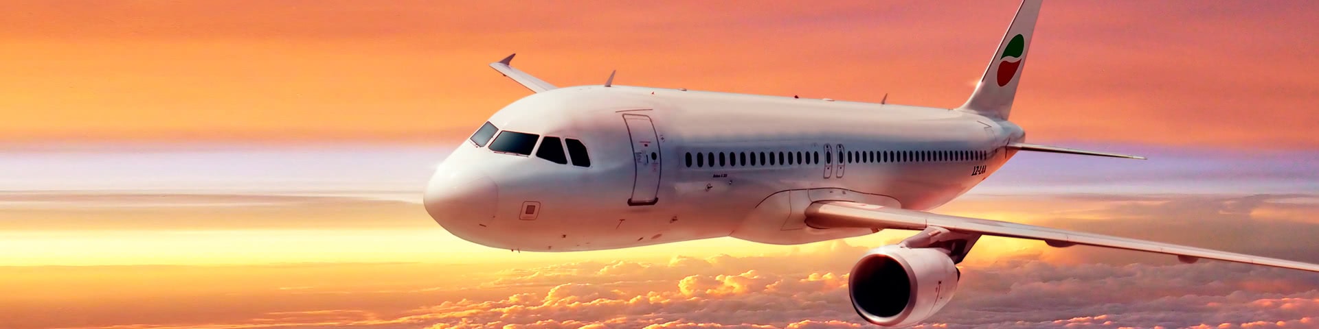 Fliegendes Flugzeug am Himmel bei Sonnenuntergang auf dem Weg nach Bulgarien