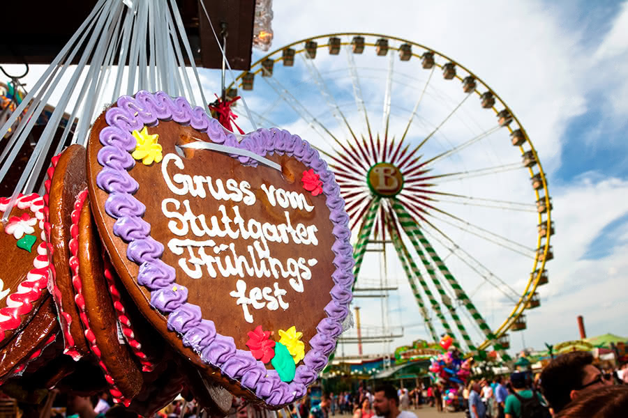 Lebkuchenherz mit Riesenrad im Hintergrund auf dem Cannstatter Frühlingsfest