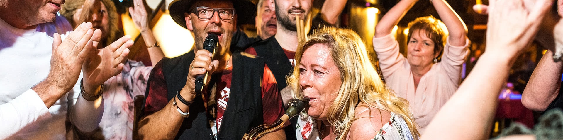 Band macht gemeinsam mit den Gästen Party auf der Tanzfläche einer Disco in Cochem