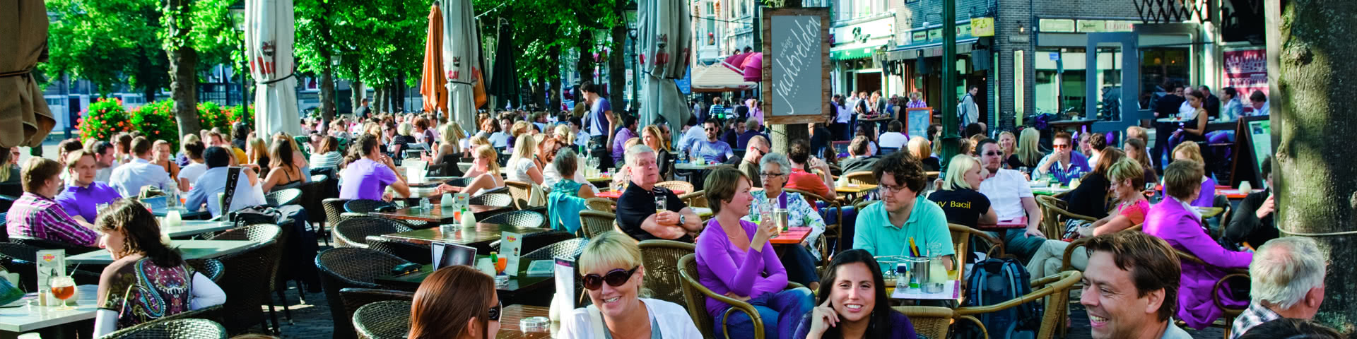 Volle Terasse eines Lokals in Den Haag