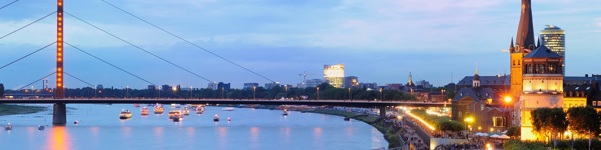 Rheinpromenade am Abend in Düsseldorf