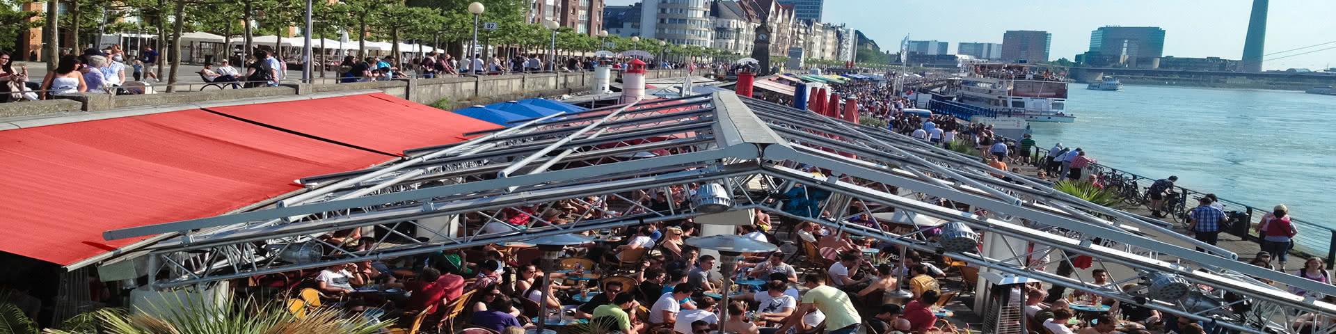 Voll besetzte TIsche an den Kasematten in Düsseldorf