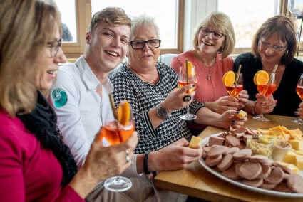 Gut gelaunte Gruppe im Nautilus aan Zee in Egmond aan Zee