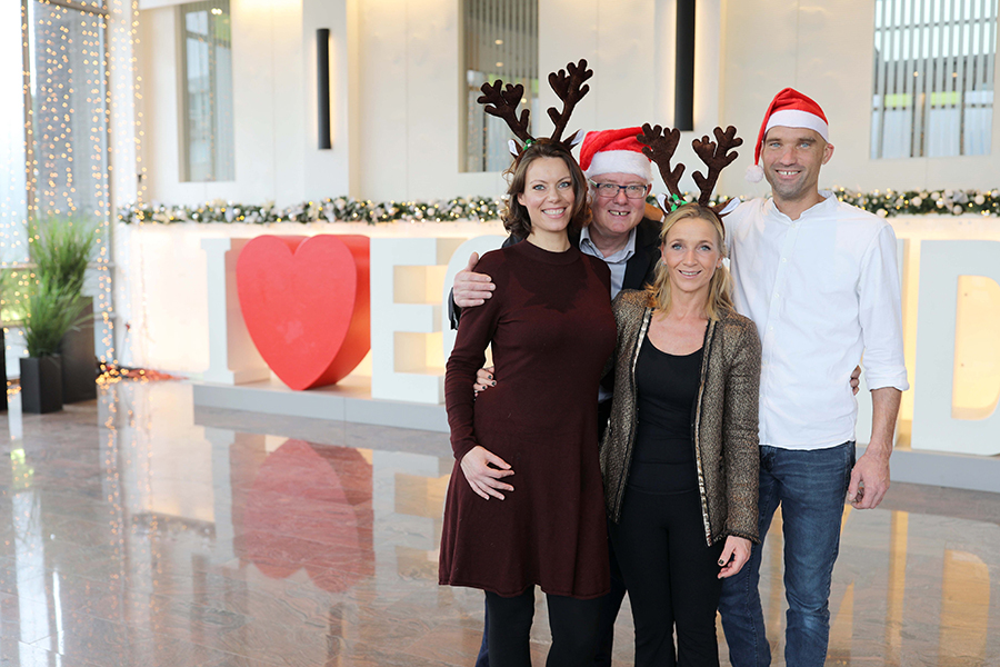 Gruppen im weihnachtlichen Eingangbereich des Hotel Zuiderduin in Egmond aan Zee