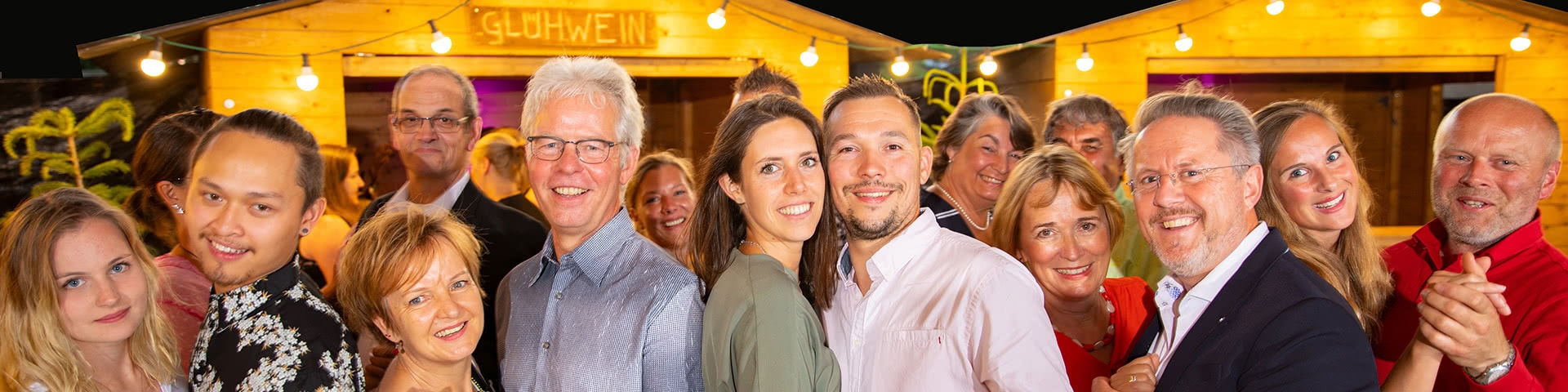 Pärchen tanzen auf dem Weihnachtsmarkt in Egmond aan Zee