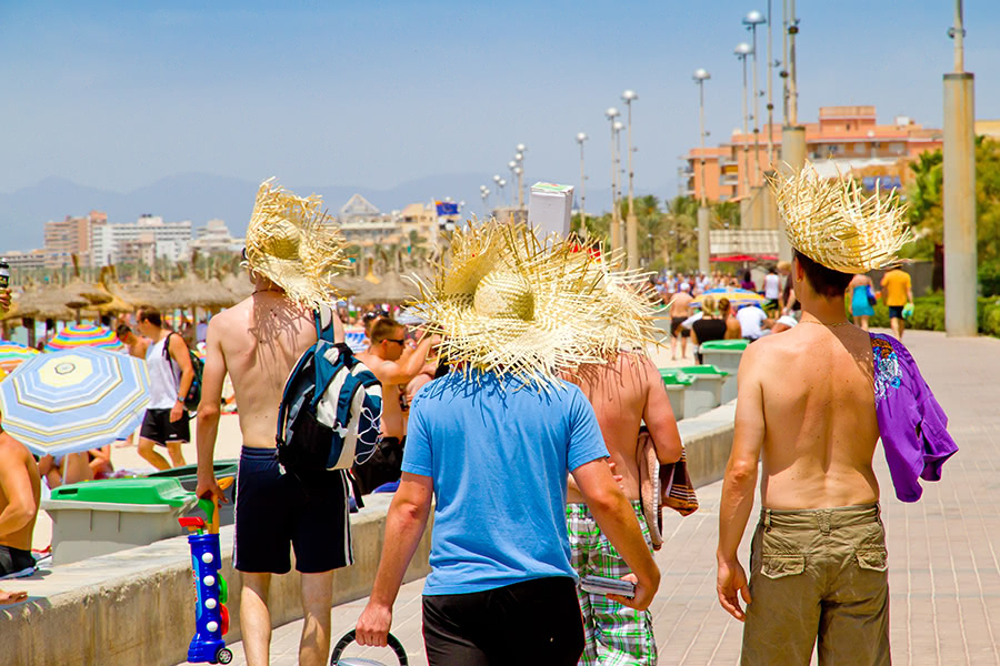 Männer mit Strohhüten an der Playa de Palma