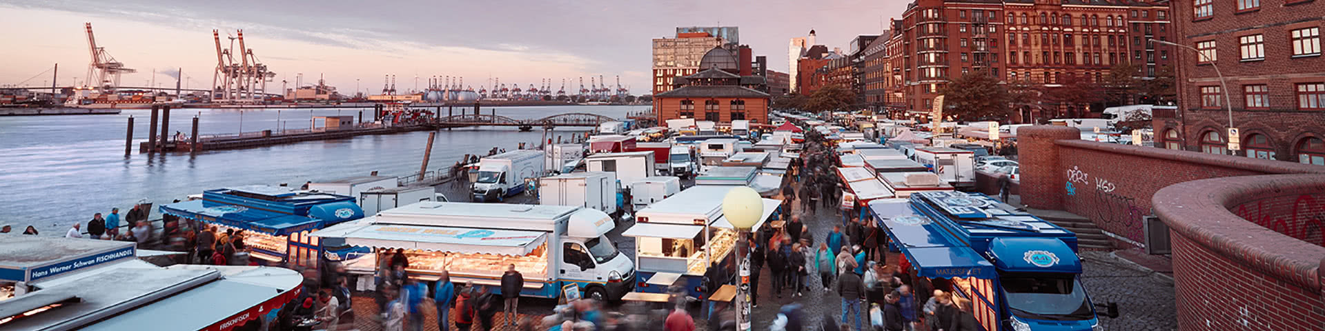 Hamburger Fischmarkt bei Morgendämmerung