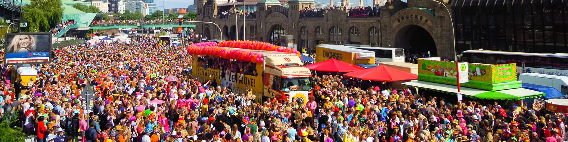 Schlagerparty vor den Landungsbrücken in Hamburg