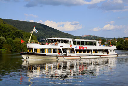 Passagierschiff auf dem Naeckar in Heidelberg