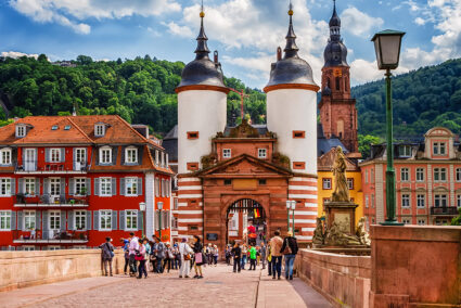 Das berühmte historische Brücken-Tor in der Altstadt von Heidelberg