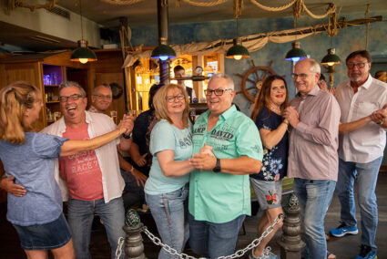 Pärchen tanzen Discofox im der Tanzbar 