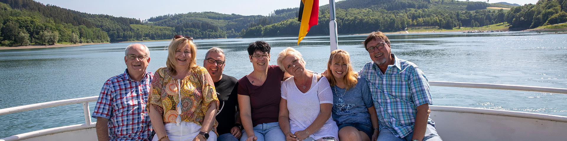 Geselligkeit bei einer Schifffahrt auf dem Hennesee