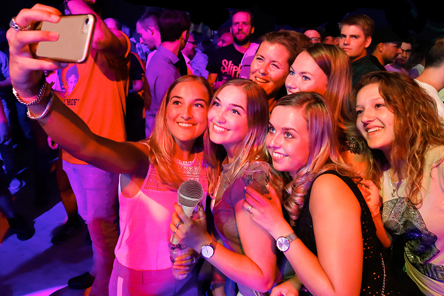 Frauengruppe macht ein Selfie bei einer Party in Kalkar