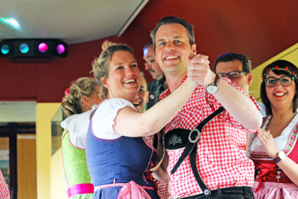 Ausgelassene Gruppe auf der Oktoberfestparty in Köln