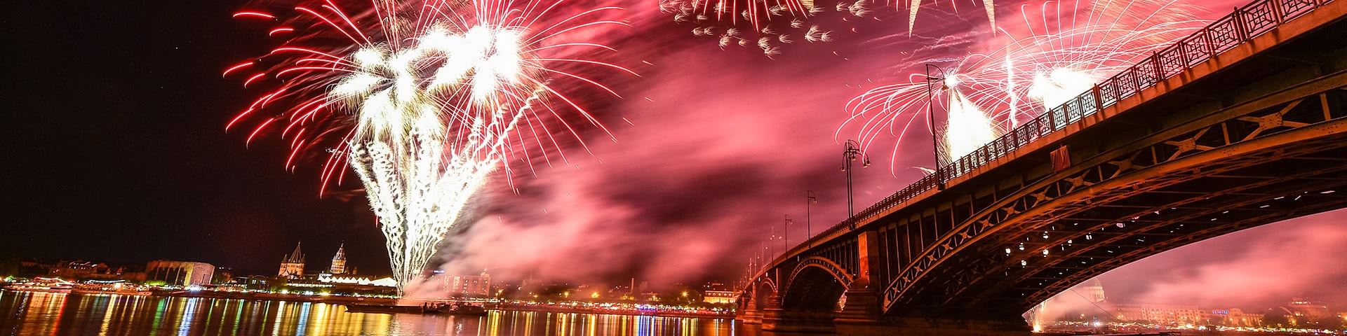 Feuerwerk über dem Rhein in Mainz bei den Mainzer Lichtern
