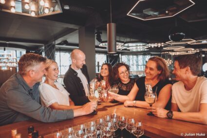 Gruppe mit Drinks an der ATLANTIC Hotel Sky Bar in Münster