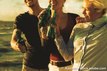 eine Gruppe Freunde hat Spaß zusammen und stößt mit Bier an