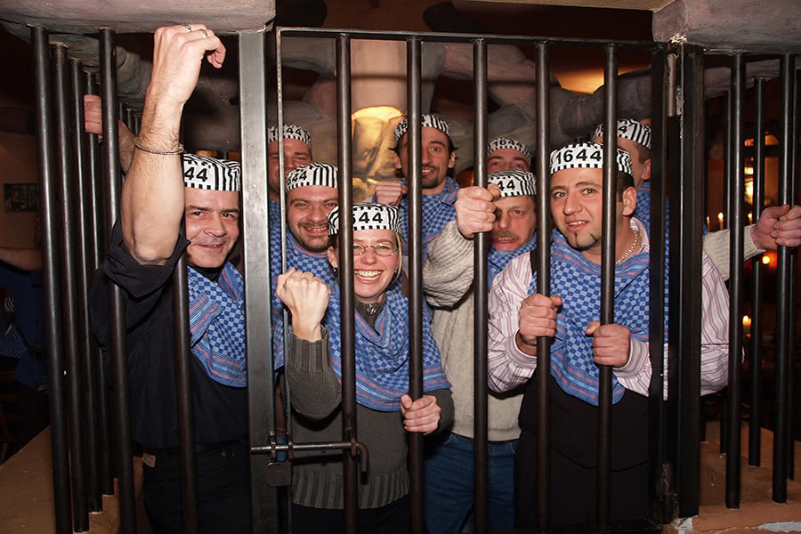 Gruppe im Gefängnis im Gefängnisrestaurant in Rüdesheim