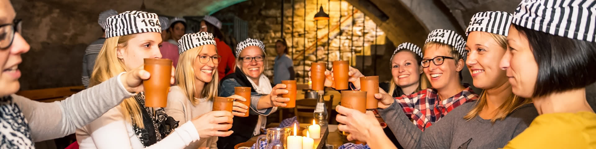 Geselligkeit im Gefängnisrestaurant in Rüdesheim