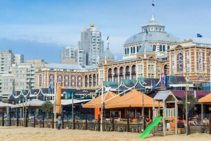 Gebäude am Strand in Scheveningen