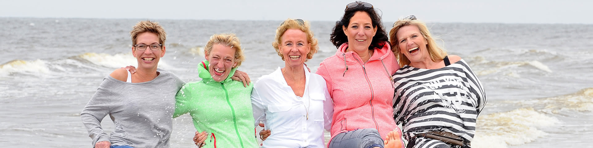 Fröhliche Frauengruppe am Strand von Norderney