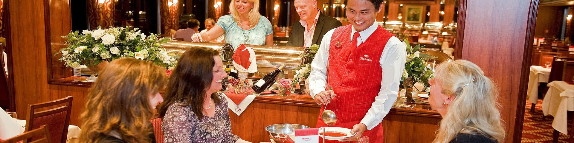 Kellner serviert Suppe am Tisch auf der MPS Statendam