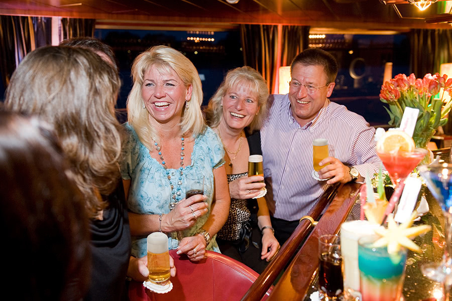 Gruppe trinkt Bier an der Bar auf der MPS Statendam