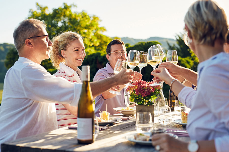 Gruppe trinkt gemeinsam Wein in Stromberg