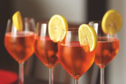 Rote Aperitifs mit Zitronen