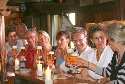 Gruppe trinkt gemeinsam Bier an einer Theke in Wernigerode