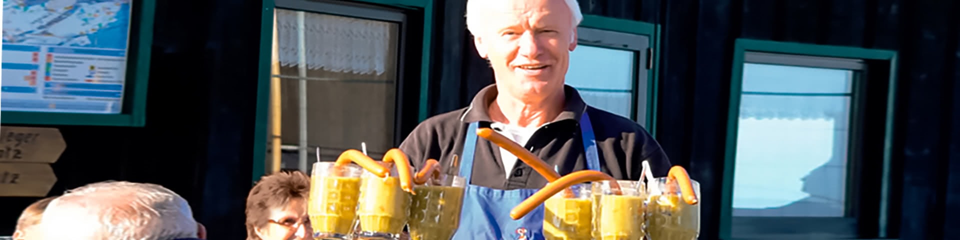 Siggi von Siggis Hütte trägt viele Erbsensuppe mit Würstchen in Willingen