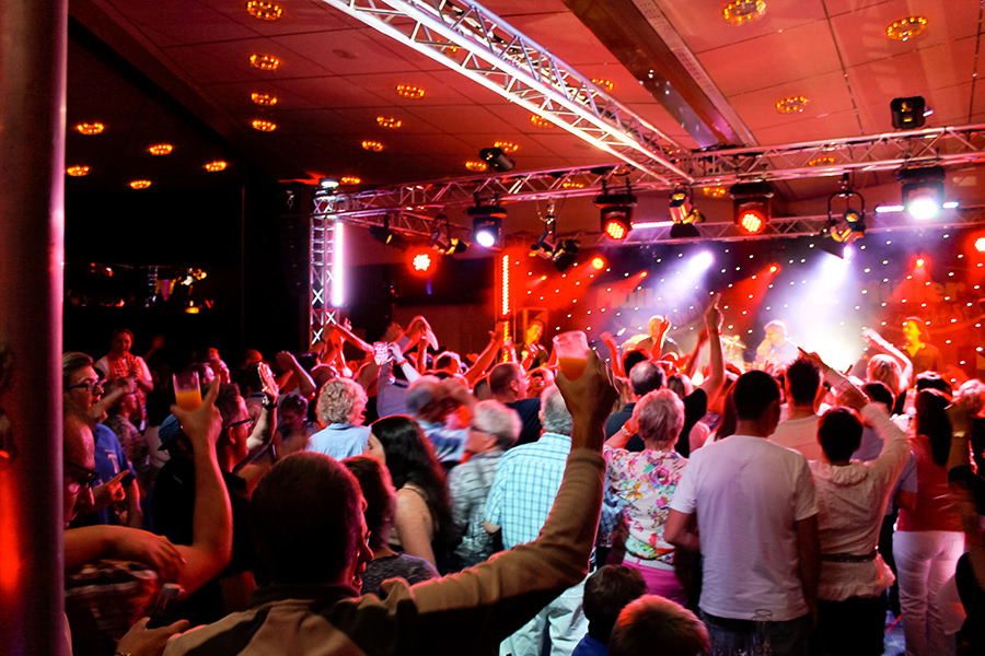 Party mit Live-Musik im Kongresssaal im Sauerland Stern Hotel in Willingen
