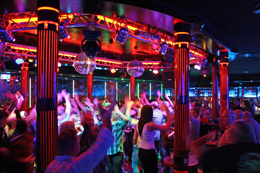 Party auf der Tanzfläche im Starclub im Sauerland Stern Hotel in Willingen