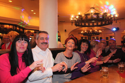 Gruppe schunkelt im Wirtshaus im Sauerland Stern Hotel in Willingen