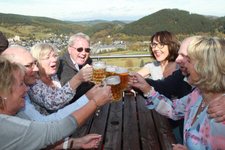 Gut gelaunte Gruppe in der Gaststätte "Zum Wilddieb" in Willingen