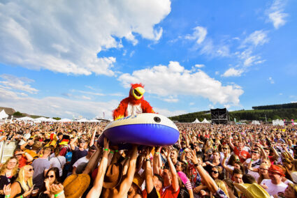 Stagediving mit einem Schlauchboot bei Viva Willingen